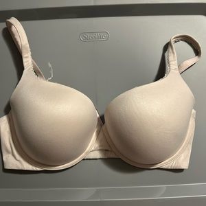 Victoria secret body by Victoria lined perfect shape size 36DD.